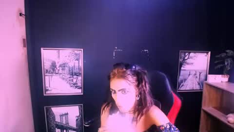 alanadelray online show from November 18, 2025, 6:29 am