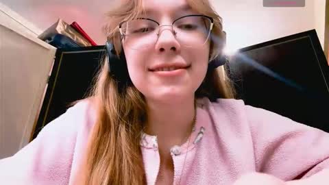 Stella online show from December 4, 2025, 3:10 pm