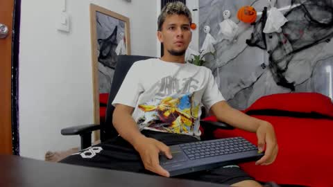 Snapshot of alann_smith_ chatting on October 23, 2025, 8:40 pm Alan Smith online show from October 23, 2025, 8:40 pm