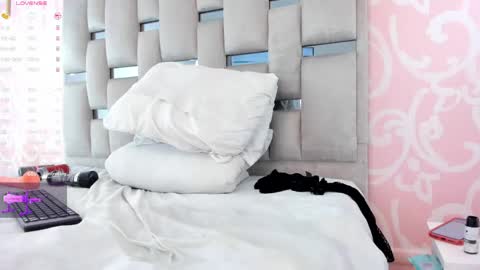 alannarose_1 online show from April 21, 2026, 2:51 am