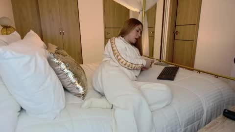 ALEJADOLLTS online show from April 17, 2026, 2:47 am