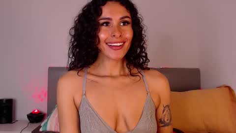 Snapshot of alejandraray chatting on December 17, 2025, 9:21 pm Danna Ray online show from December 17, 2025, 9:21 pm