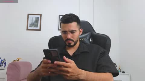 alejandroo_7 online show from September 25, 2025, 8:45 pm