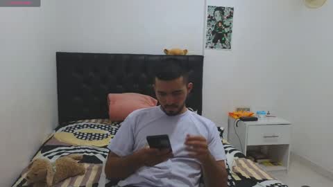 alejandroo_7 online show from April 28, 2026, 9:31 pm