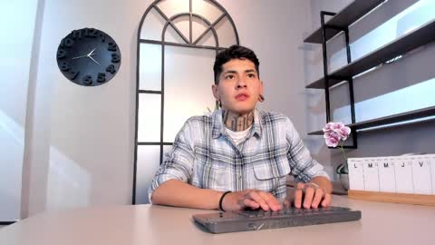 Snapshot of alejo_grey_ chatting on April 6, 2026, 4:46 am Alejo Gray online show from April 6, 2026, 4:46 am