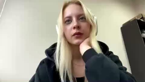 Snapshot of alenavanloan chatting on June 19, 2026, 3:27 pm Milana online show from June 19, 2026, 3:27 pm