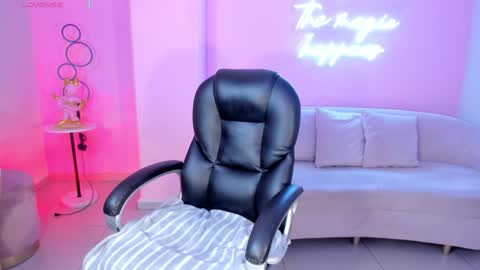 ALESSA ROMERO  online show from February 4, 2025, 7:22 pm