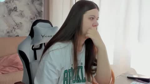 Aletta Oushen online show from September 18, 2025, 6:04 am