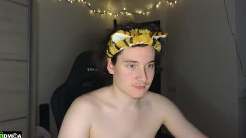 FAVORITE online show from November 8, 2025, 12:33 am