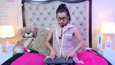 Aleza Starck online show from October 15, 2025, 6:19 pm