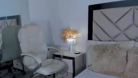 alexa_tobar online show from April 18, 2026, 6:12 pm