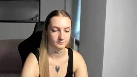 Snapshot of alexafragile chatting on October 1, 2025, 12:11 pm Alexa online show from October 1, 2025, 12:11 pm