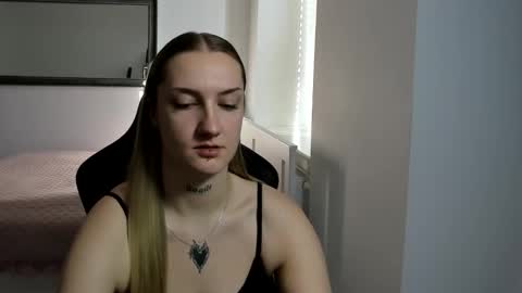 Snapshot of alexafragile chatting on October 3, 2025, 11:51 am Alexa online show from October 3, 2025, 11:51 am