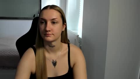 Snapshot of alexafragile chatting on October 7, 2025, 12:13 pm Alexa online show from October 7, 2025, 12:13 pm