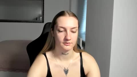 Snapshot of alexafragile chatting on October 11, 2025, 12:04 pm Alexa online show from October 11, 2025, 12:04 pm