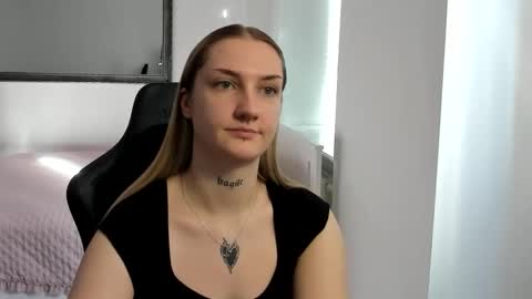 Snapshot of alexafragile chatting on October 13, 2025, 12:38 pm Alexa online show from October 13, 2025, 12:38 pm