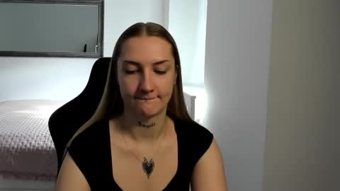 Snapshot of alexafragile chatting on October 15, 2025, 10:15 am Alexa online show from October 15, 2025, 10:15 am