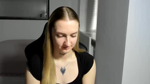 Snapshot of alexafragile chatting on November 12, 2025, 1:44 pm Alexa online show from November 12, 2025, 1:44 pm