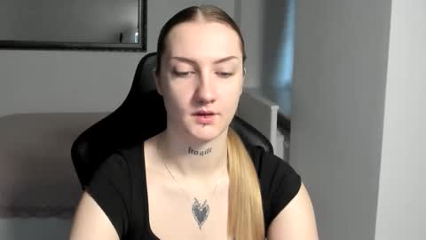 Snapshot of alexafragile chatting on November 14, 2025, 11:42 am Alexa online show from November 14, 2025, 11:42 am