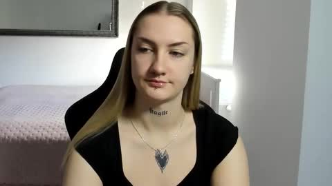 Snapshot of alexafragile chatting on November 17, 2025, 12:33 pm Alexa online show from November 17, 2025, 12:33 pm