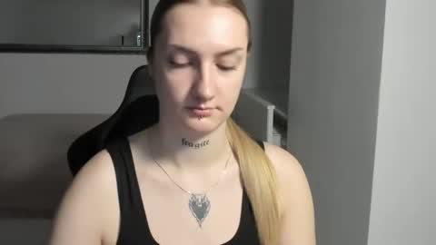 Snapshot of alexafragile chatting on November 18, 2025, 3:38 pm Alexa online show from November 18, 2025, 3:38 pm