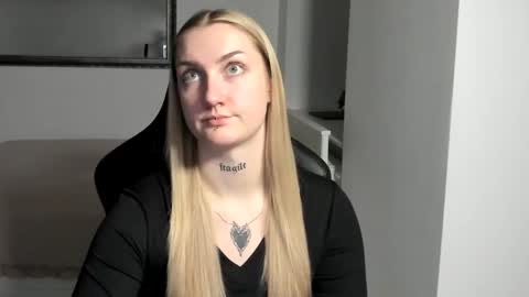 Snapshot of alexafragile chatting on November 27, 2025, 5:48 pm Alexa online show from November 27, 2025, 5:48 pm