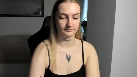 Snapshot of alexafragile chatting on December 1, 2025, 1:16 pm Alexa online show from December 1, 2025, 1:16 pm