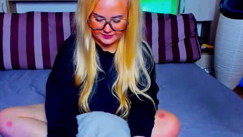 Snapshot of alexalavibes chatting on October 2, 2025, 7:37 am AlexaLaVibes online show from October 2, 2025, 7:37 am