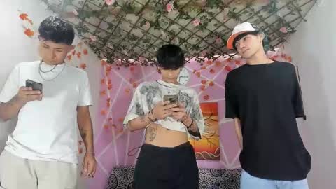 chicos hot online show from December 19, 2025, 7:21 pm