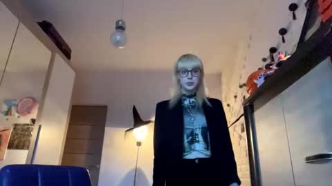 Lia online show from November 13, 2025, 2:05 pm