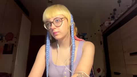 Lia online show from December 3, 2025, 2:15 pm