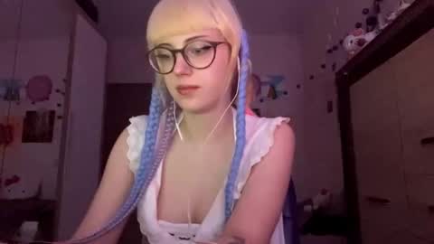 Lia online show from December 4, 2025, 2:04 pm