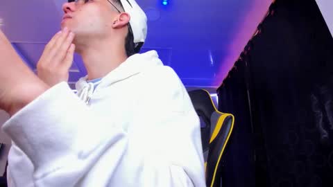 Snapshot of alexgiraldo__ chatting on November 21, 2025, 12:15 pm alexgiraldo__ online show from November 21, 2025, 12:15 pm