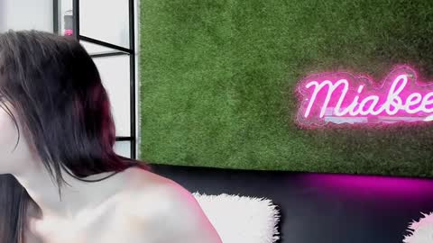 alexisbanx online show from December 6, 2024, 3:44 pm