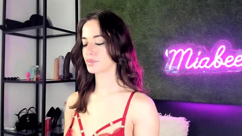 alexisbanx online show from December 23, 2024, 1:45 pm