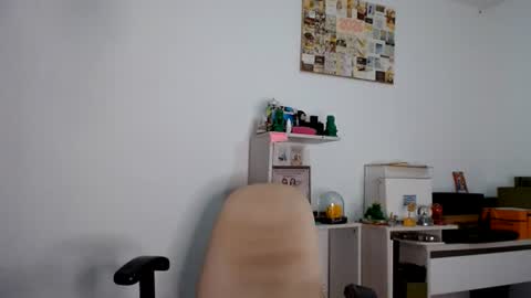Snapshot of alia054 chatting on June 20, 2026, 1:14 pm Alia online show from June 20, 2026, 1:14 pm