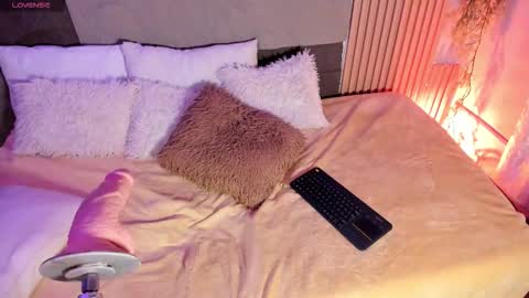 Mey online show from March 16, 2026, 3:45 am