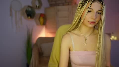 Snapshot of alicee_kiss chatting on December 15, 2024, 7:10 pm Alicee Kiss online show from December 15, 2024, 7:10 pm