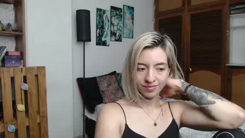 alicee_logan_ online show from April 20, 2026, 3:42 am