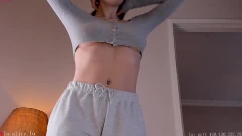 Elle online show from February 23, 2025, 3:29 pm