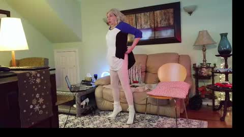 Snapshot of aliciadehart181 chatting on April 12, 2026, 8:25 pm Alicia deHart Help me reach 1000 Followers. Its FREE online show from April 12, 2026, 8:25 pm