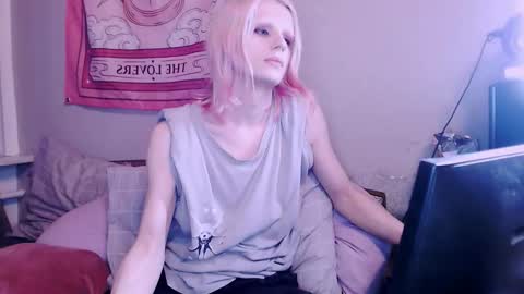 Snapshot of alien_bella chatting on December 18, 2025, 1:06 pm Alien Bella online show from December 18, 2025, 1:06 pm