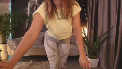 Aliessia online show from October 23, 2025, 6:50 pm