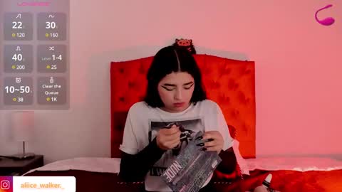 aliice_walker_ online show from December 23, 2024, 12:41 pm