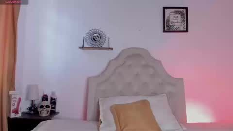 aliice_walker_ online show from September 15, 2025, 1:33 pm