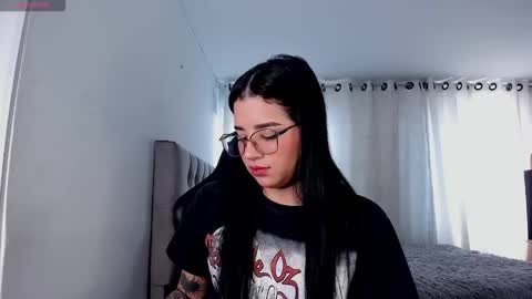 aliice_walker_ online show from November 16, 2025, 7:19 pm