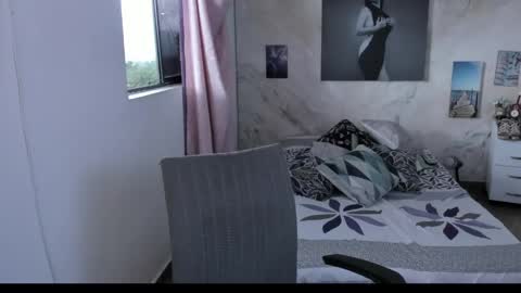 alinabozz1 online show from April 18, 2026, 8:42 pm