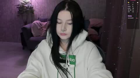 Snapshot of alinegreeeen chatting on February 5, 2026, 7:02 am Aline Greeeen online show from February 5, 2026, 7:02 am