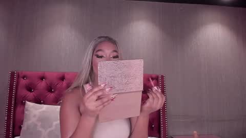 Alison Moon  online show from January 16, 2025, 10:10 am