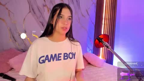 Mia online show from November 25, 2025, 8:42 pm